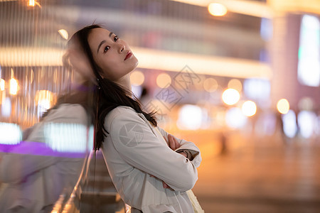 城市夜里发呆的职场女性图片