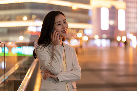 城市夜里刚下班的职场女性图片