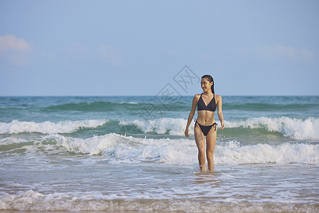 大海美女比基尼美女海边上岸背景