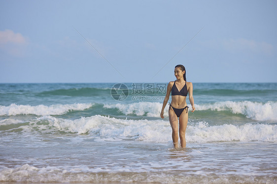 比基尼美女海边上岸图片