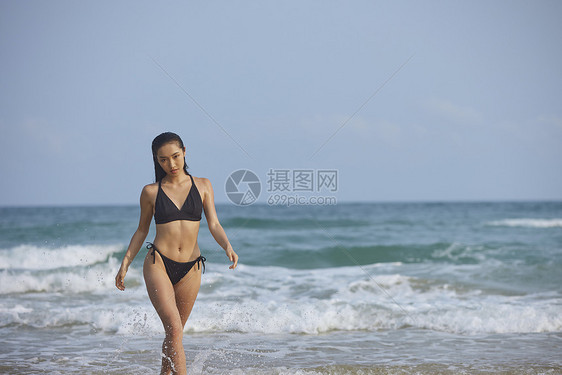 海边比基尼美女图片