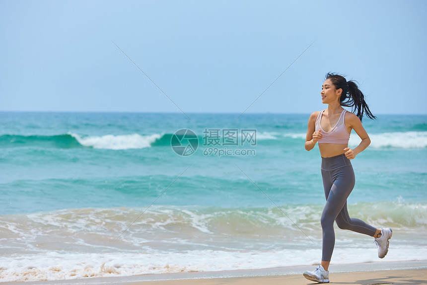 年轻美女海边跑步图片