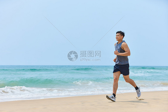 男青年海边运动跑步图片