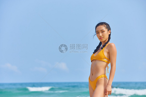 夏日海边比基尼性感美女图片