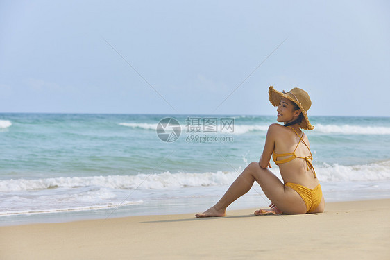 坐在沙滩上的比基尼美女背影图片