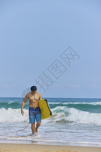 夏日海边冲浪男生图片