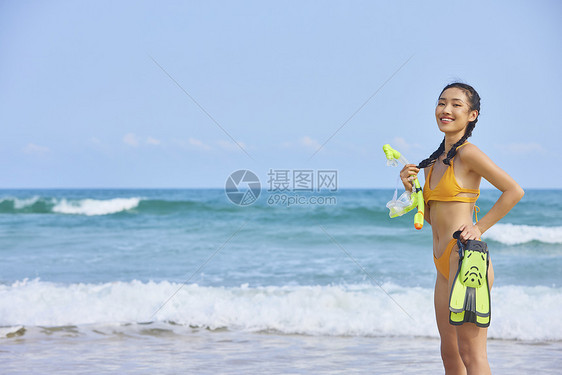 比基尼美女在海边拿着潜水装备图片