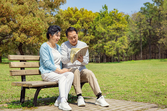 户外阅读看书的老年夫妇图片