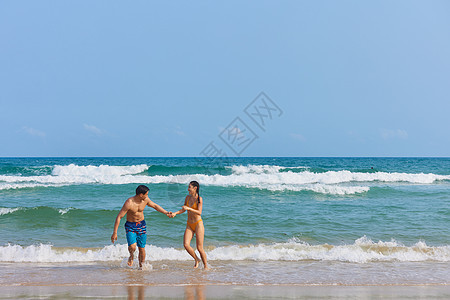 年轻情侣海边戏水打闹图片