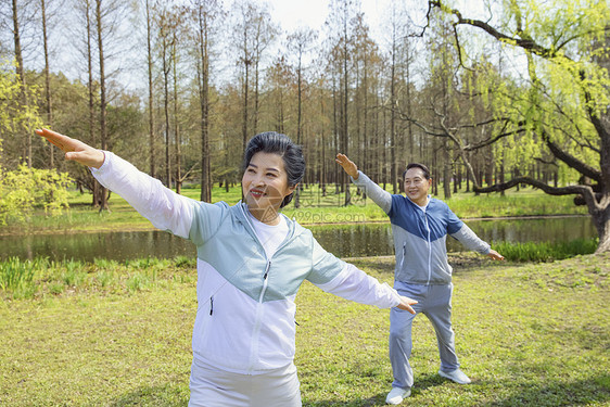 老年夫妇公园晨练图片