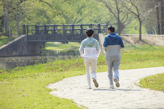 公园晨练跑步的老年夫妇图片