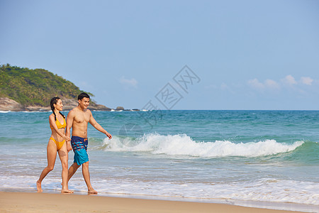 年轻情侣海边牵手散步图片