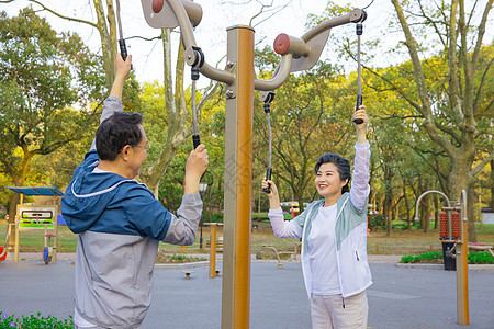 老年人户外使用健身器材运动锻炼老年生活高清图片素材