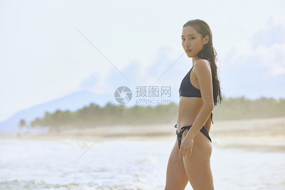 夏日海边比基尼性感美女图片