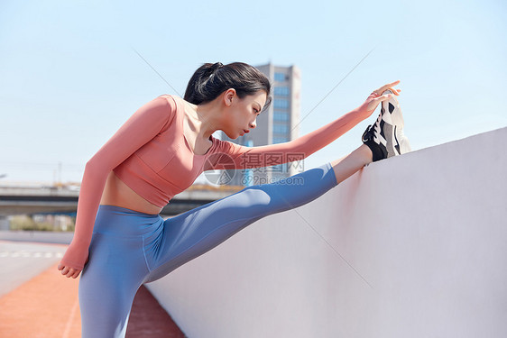 青年女性热身运动压腿图片