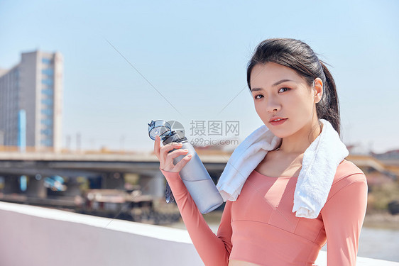 美女健身跑步运动喝水图片