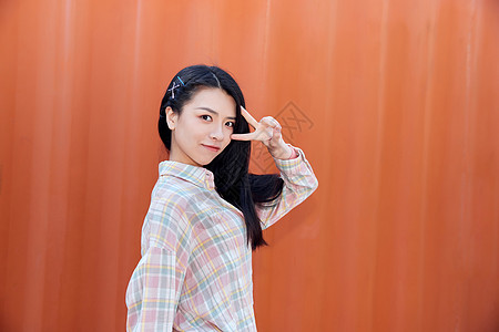 可爱活力美女比耶图片素材