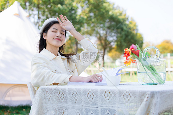 女性假日户外放松休闲图片