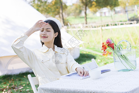 午后休假的可爱女生图片