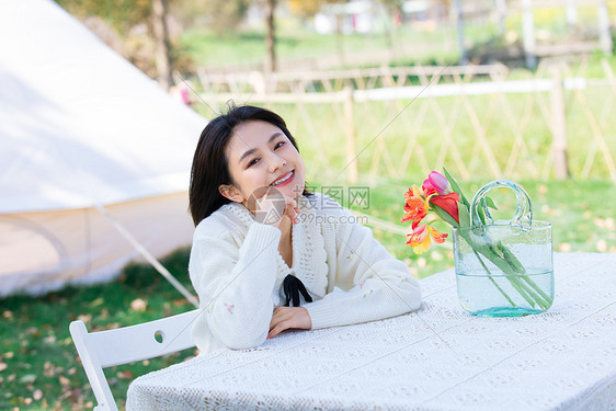 午后休假的可爱女生图片