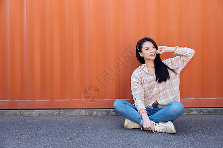 可爱活力美女坐在地上图片