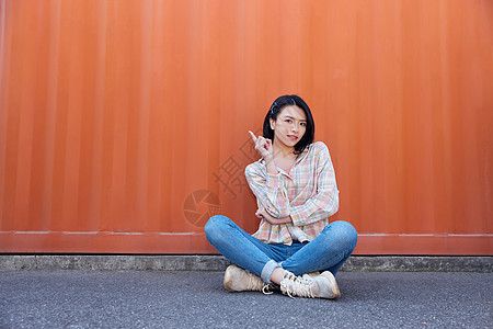 坐在地上的女人可爱活力美女坐在地上背景