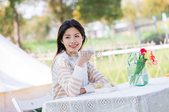 在户外喝茶的女性图片