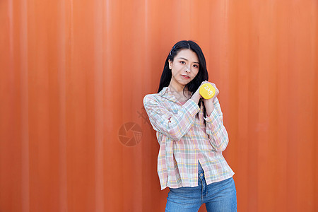 可爱活力美女举哑铃图片