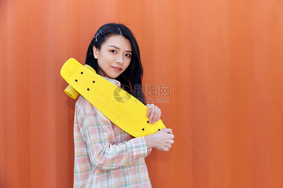 可爱活力美女玩滑板图片