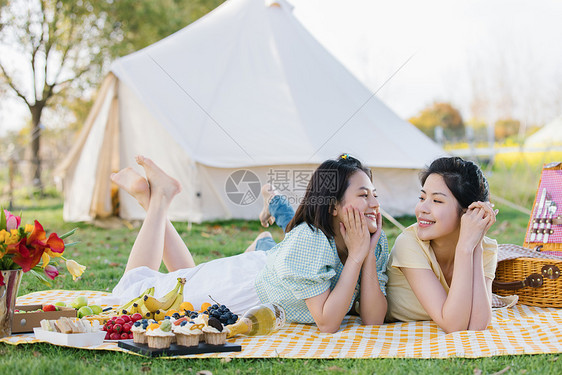 趴在野餐布上的闺蜜图片