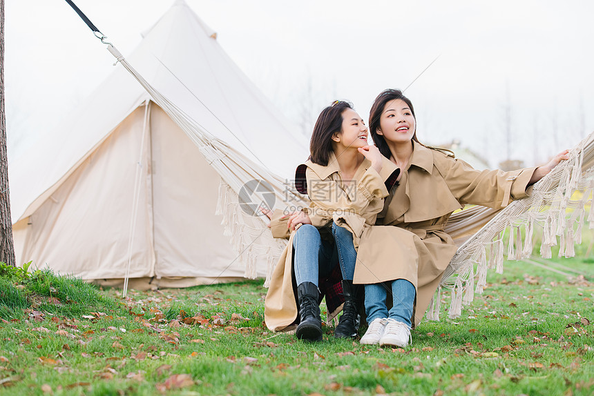 户外一起坐在吊床上的闺蜜图片