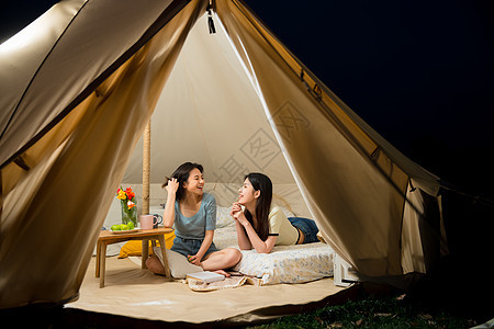 在帐篷内欢笑的朋友闺蜜图片