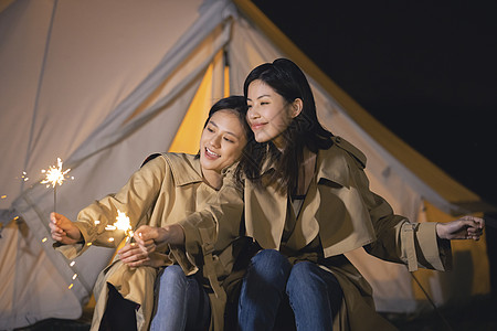 坐在帐篷外玩耍的闺蜜两人图片