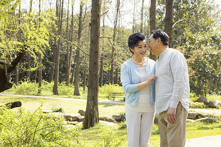 老人夫妇公园踏青的老年夫妇退休生活背景