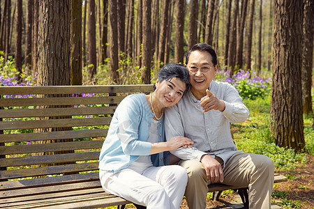坐在公园长椅上休息的老年夫妇图片