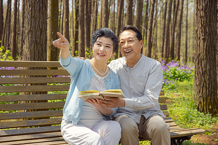 户外阅读看书的老年夫妇图片