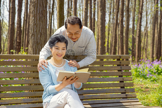 户外阅读看书的老年夫妇图片