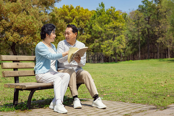 户外阅读看书的老年夫妇图片