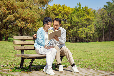 户外阅读看书的老年夫妇图片