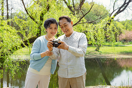 踏青的老年夫妇公园拍照高清图片