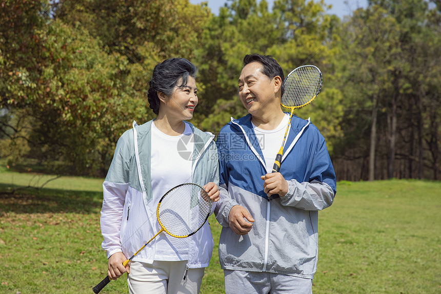 老年夫妇在公园打羽毛球图片