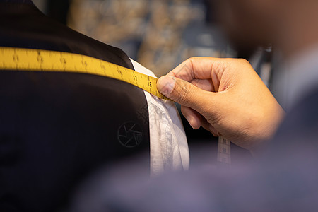 服装设计师测量肩宽特写图片