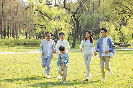 奶奶和孙子快乐的一家五口在草地上奔跑背景