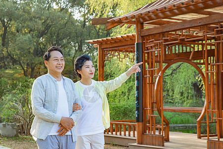 公园踏青的老年夫妇退休生活图片