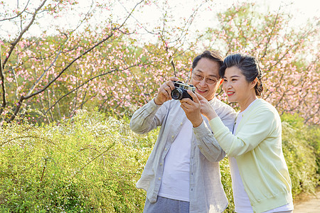 踏青的老年夫妇公园拍照图片