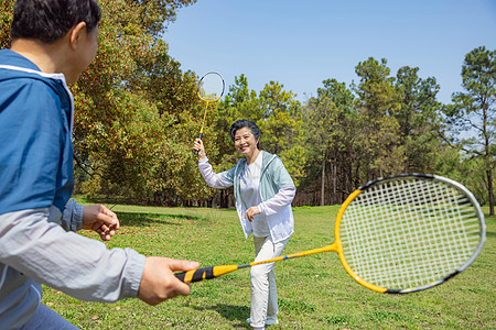 中老年运动【精】老年夫妇在公园打羽毛球背景