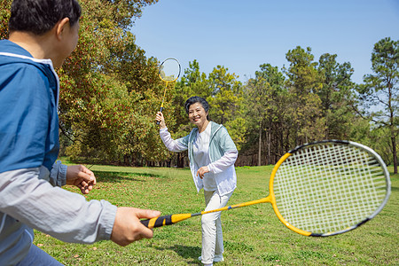 【精】老年夫妇在公园打羽毛球图片