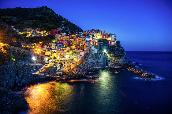 海边悬崖上的小镇五渔村夜景图片