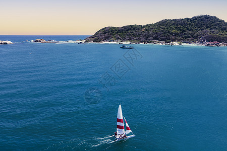 三亚帆船海南三亚大海海滨帆船背景