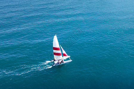 海南三亚大海海滨帆船图片